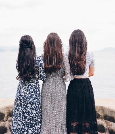 frei Frauen als romantische Rückenfiguren blicken in diesige Ferne