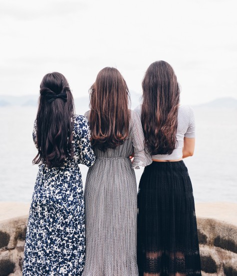 frei Frauen als romantische Rückenfiguren blicken in diesige Ferne