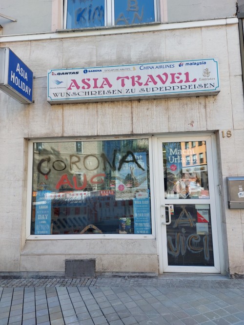 Foto eines asiatischen Reisebüros in Köln, das mit Graffitti vandalisiert wurde, das Asiat*innen für die Corona-Pandemie verantwortlich macht
