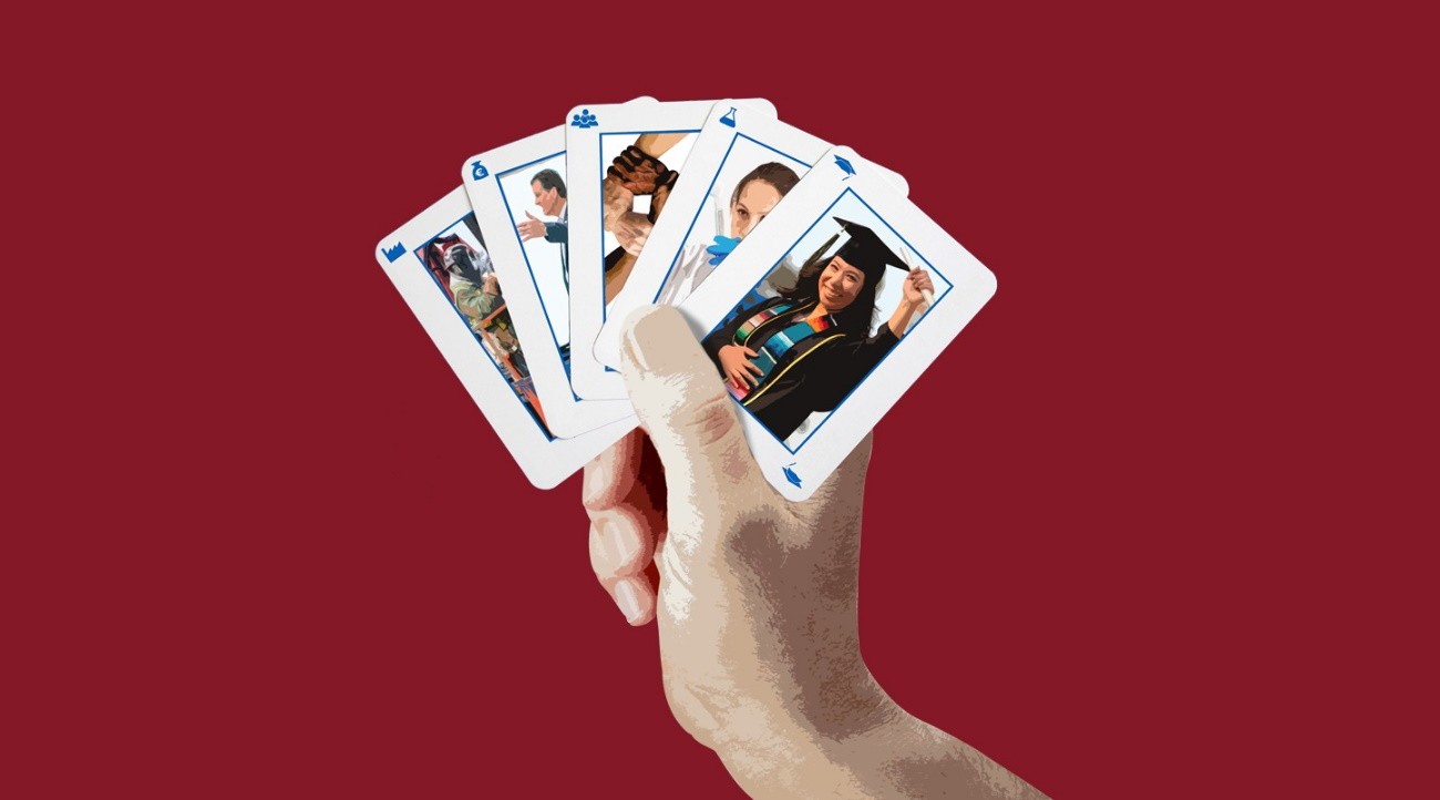 Hand mit Spielkarten; Motive sind verschiedene natur- und ingenieurwissenschaftliche Berufsbilder