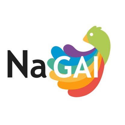ein stilisierter Vogel mit Regenbogenfarbenen Federn präsentiert den Schriftzug NaGAI