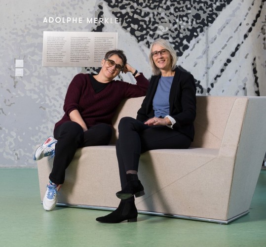 Prof. Dr. Barbara Rothen und Prof. Dr. Alke Fink auf einer Couch